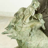 Large Asian bronze group of Guanyin sitting on a fabulous animal, on naturalistic style integrated oval base - photo 3