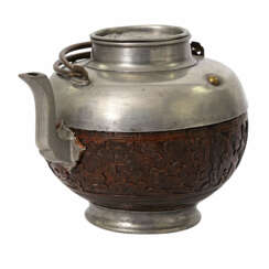 Teekanne aus Zinn und Kokosnuss. CHINA, 1. Hälfte 20. Jahrhundert.