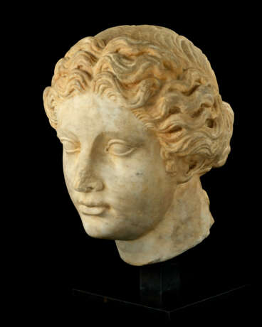 A ROMAN MARBLE HEAD OF A GODDESS - photo 2