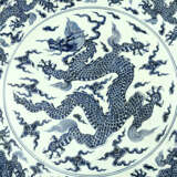 Extraordinary and particular large Chinese blue and white porcelain bowl with round shaped border, waved extended high border rim, decorated with a blue painted dragon in the centre with clouds and four dragons on the sides - фото 2