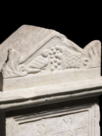 A ROMAN MARBLE FUNERARY ALTAR FOR JULIA SPERATA - Foto 5