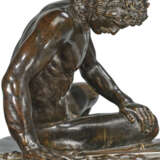 A PATINATED-BRONZE FIGURE OF THE DYING GAUL - Foto 6