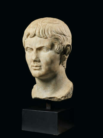 A MONUMENTAL ROMAN MARBLE PORTRAIT HEAD OF THE EMPEROR AUGUSTUS - Foto 2