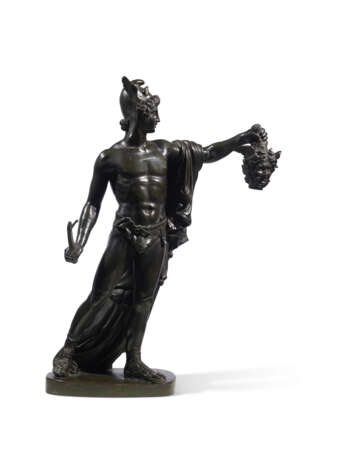 A Bronze Figure of Perseus Holding the Severed Head of Medusa - Foto 1