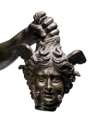 A Bronze Figure of Perseus Holding the Severed Head of Medusa - Foto 5