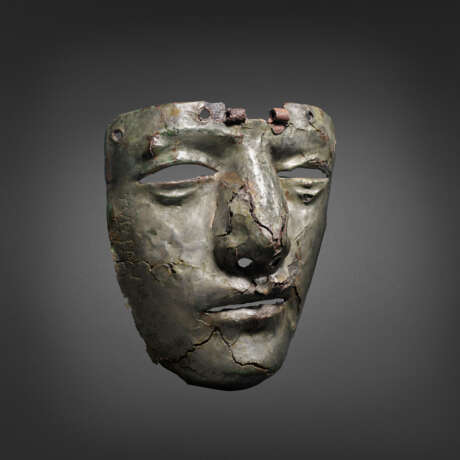 A ROMAN IRON AND TINNED BRASS MASK FROM A CAVALRY HELMET - Foto 2