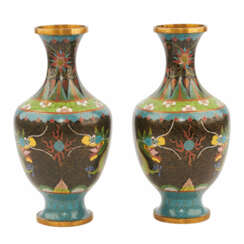 Paar Cloisonné Vasen. CHINA, 1. Hälfte 20. Jahrhundert.