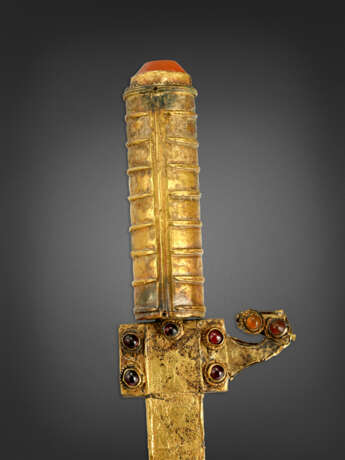 A EUROPEAN GOLD AND JEWEL-MOUNTED SCABBARD AND HANDLE - фото 3