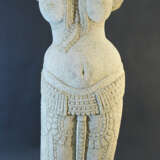 Indian stone scultpure of a female torso with necklaces and jewelry around the hips - Foto 1