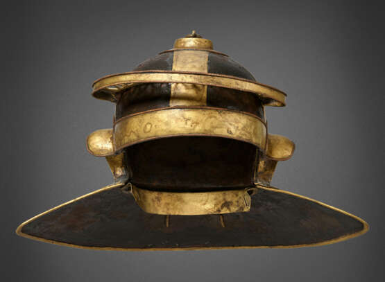 AN IMPORTANT ROMAN IRON, BRASS AND COPPER HELMET FOR JULIUS MANSUETUS, together with A DOLABRA - Foto 2