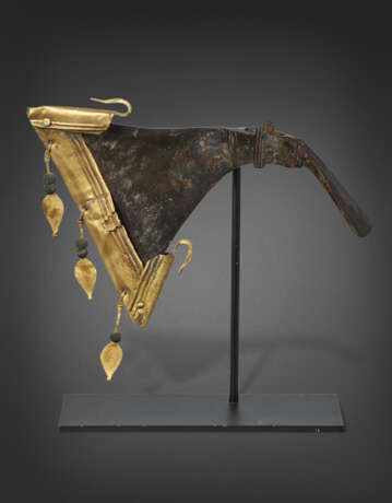 AN IMPORTANT ROMAN IRON, BRASS AND COPPER HELMET FOR JULIUS MANSUETUS, together with A DOLABRA - photo 3