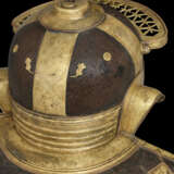 AN IMPORTANT ROMAN IRON, BRASS AND COPPER HELMET FOR JULIUS MANSUETUS, together with A DOLABRA - Foto 6