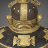AN IMPORTANT ROMAN IRON, BRASS AND COPPER HELMET FOR JULIUS MANSUETUS, together with A DOLABRA - Foto 7