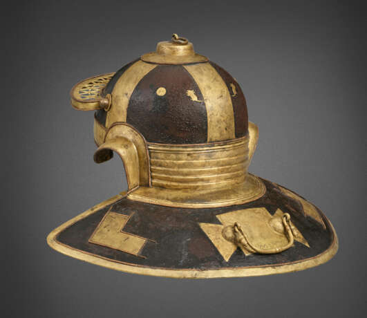 AN IMPORTANT ROMAN IRON, BRASS AND COPPER HELMET FOR JULIUS MANSUETUS, together with A DOLABRA - Foto 9