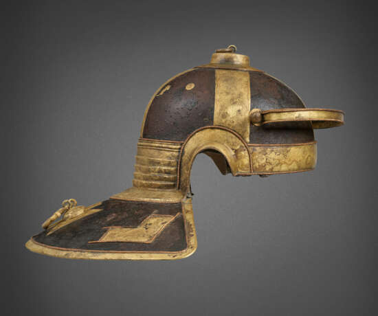 AN IMPORTANT ROMAN IRON, BRASS AND COPPER HELMET FOR JULIUS MANSUETUS, together with A DOLABRA - Foto 10