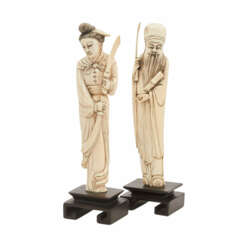 Zwei Statuetten aus Elfenbein. CHINA, 1900-1945.