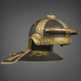 AN IMPORTANT ROMAN IRON, BRASS AND COPPER HELMET FOR JULIUS MANSUETUS, together with A DOLABRA - Foto 11
