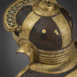 AN IMPORTANT ROMAN IRON, BRASS AND COPPER HELMET FOR JULIUS MANSUETUS, together with A DOLABRA - Foto 13