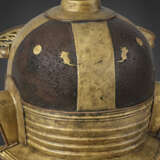 AN IMPORTANT ROMAN IRON, BRASS AND COPPER HELMET FOR JULIUS MANSUETUS, together with A DOLABRA - Foto 14
