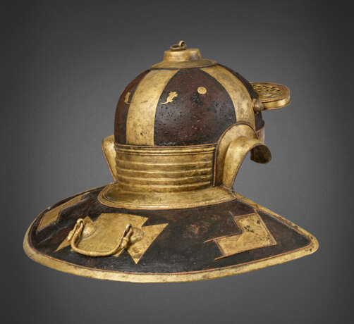 AN IMPORTANT ROMAN IRON, BRASS AND COPPER HELMET FOR JULIUS MANSUETUS, together with A DOLABRA - Foto 15