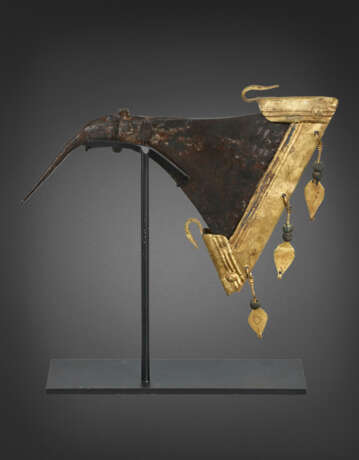 AN IMPORTANT ROMAN IRON, BRASS AND COPPER HELMET FOR JULIUS MANSUETUS, together with A DOLABRA - Foto 17