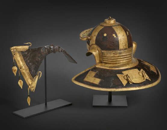 AN IMPORTANT ROMAN IRON, BRASS AND COPPER HELMET FOR JULIUS MANSUETUS, together with A DOLABRA - Foto 18