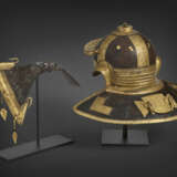 AN IMPORTANT ROMAN IRON, BRASS AND COPPER HELMET FOR JULIUS MANSUETUS, together with A DOLABRA - Foto 18