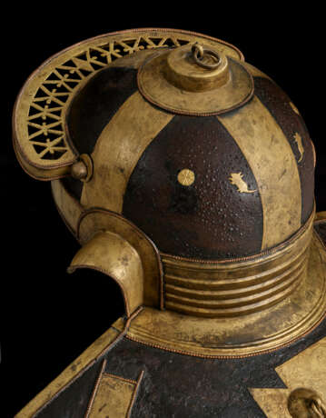 AN IMPORTANT ROMAN IRON, BRASS AND COPPER HELMET FOR JULIUS MANSUETUS, together with A DOLABRA - Foto 20