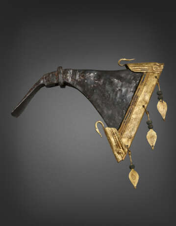 AN IMPORTANT ROMAN IRON, BRASS AND COPPER HELMET FOR JULIUS MANSUETUS, together with A DOLABRA - Foto 23