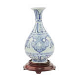Blau-weisse Vase. CHINA, um 1900 - Foto 2