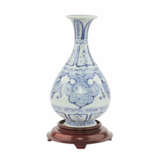 Blau-weisse Vase. CHINA, um 1900 - Foto 4