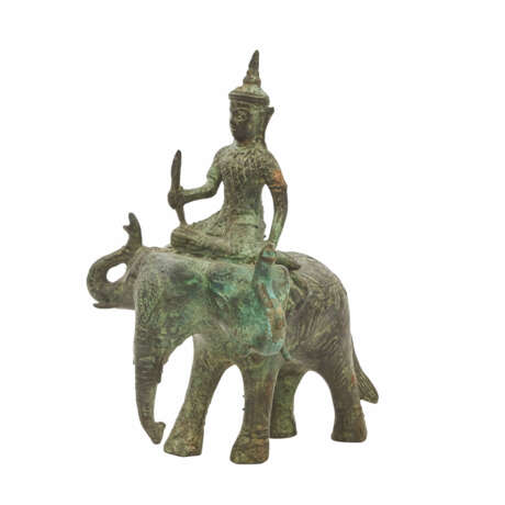 Skulptur des Gottes Indra mit Airavata aus Metall. THAILAND, 20. Jahrhundert. - Foto 1