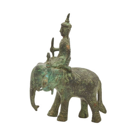 Skulptur des Gottes Indra mit Airavata aus Metall. THAILAND, 20. Jahrhundert. - Foto 2