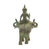Skulptur des Gottes Indra mit Airavata aus Metall. THAILAND, 20. Jahrhundert. - Foto 3