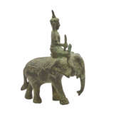 Skulptur des Gottes Indra mit Airavata aus Metall. THAILAND, 20. Jahrhundert. - Foto 4