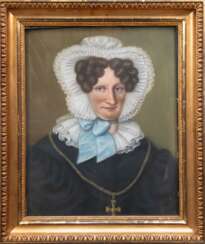 Biedermeier-Porträt &quot;Dame mit weißer Rüschenhaube&quot;, Pastell, unsign, rückseitig bez. &quot;Gattin Peter Lütgens (1781-1865), 54x42,5 cm, hinter Glas im Originalrahmen