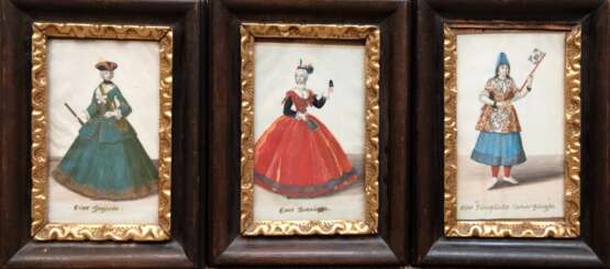 3 kl. Gemälde dabei "Eine Jägerin", "Eine Türeqüsche Camer Jungfer" und "Eine Spanierin", Gouache, unsign., je 17x11 cm, hinter Glas in alter Rahmung um 1800 - Foto 1