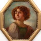 Kluge, H. "Porträt einer jungen Frau mit gelocktem, rotem Haar", Öl/ Karton, sign. u.r. und dat. 1904, 63x53 cm, im achteckigem Rahmen - Foto 1
