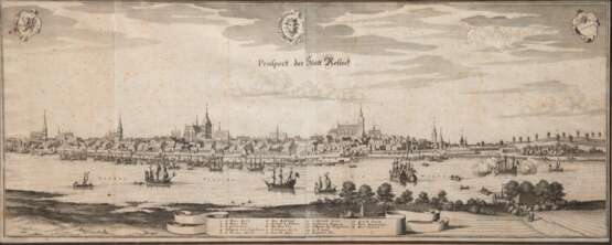 Merian, M. "Rostock mit Blick über die Warnow mit reicher Schiffstaffage", Kupferstich, 1653, stockfleckig, 27,5x66 cm, im Passepartout hinter Glas und Rahmen - фото 1