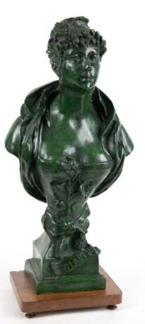 Figur "Elegante Frau", Metallguß, bez, L´eglantine, grün gefasst, auf rechteckigem Holzsockel montiert, Ges.-H. 50 cm - photo 1