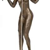 Bronze-Figur "Stehende erotische Frau mit Fesseln und Silberkette", Nachguß, braun patiniert, auf Sockel bez. "M. Nick", auf achteckiger schwarzer Steinplinthe, Ges.-H. 33 cm - Foto 1