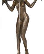 Produktkatalog. Bronze-Figur &quot;Stehende erotische Frau mit Fesseln und Silberkette&quot;, Nachguß, braun patiniert, auf Sockel bez. &quot;M. Nick&quot;, auf achteckiger schwarzer Steinplinthe, Ges.-H. 33 cm
