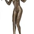 Bronze-Figur &quot;Stehende erotische Frau mit Fesseln und Silberkette&quot;, Nachguß, braun patiniert, auf Sockel bez. &quot;M. Nick&quot;, auf achteckiger schwarzer Steinplinthe, Ges.-H. 33 cm - Archives des enchères