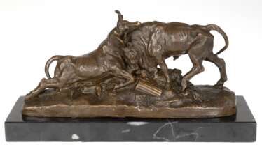 Bronze-Figurengruppe &quot;Kämpfende Stiere&quot;, Nachguß, braun patiniert, bezeichnet &quot;C.Lesinger&quot;, Gießerplakette &quot;J.B. Deposee, Paris&quot;, auf rechteckiger Marmorplinthe, ges. 12,5x24x8,5 cm
