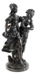 Skulptur &quot;Zwei junge Frauen mit Blumenkorb&quot;, Metallguß dunkelbraun patiniert, auf runder Marmorplinthe, H. 70 cm