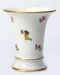 Meissen-Kratervase, Streublume mit Goldrand, kaum sichtbarer Glasurfehler, Schwertermarke mit 2 Schleifstrichen, H. 10 cm