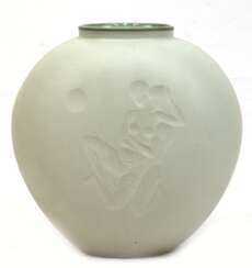 KPM-Vase, seladongrün, gebauchte Form, ovaler Querschnitt, Schauseite mit Darstellung eines sich umarmenden Paares, Biskuitporzellan, innen glasiert, blaue Zeptermarke, H. 22 cm