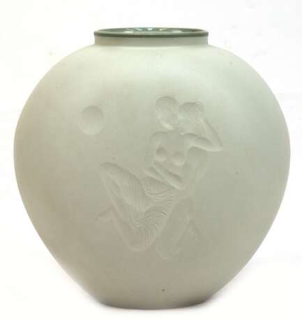KPM-Vase, seladongrün, gebauchte Form, ovaler Querschnitt, Schauseite mit Darstellung eines sich umarmenden Paares, Biskuitporzellan, innen glasiert, blaue Zeptermarke, H. 22 cm - фото 1