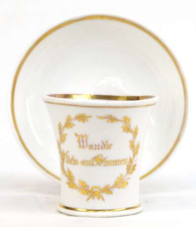 Biedermeier-Tasse, Schumann Berlin (blaue Strichmarke), mit Spruch "Wandle stets auf Blumen", Golddekor, Wandung mit Haarriß, UT nicht dazugehörig - photo 1