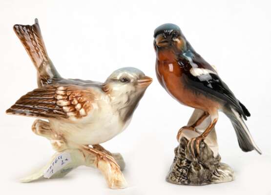 2 Vogel-Figuren, Göbel um 1960, dabei "Spatz auf Ast sitzend", H. 12 cm und "Buchfink auf Ast sitzend", H. 12,5 cm, polychrom bemalt - photo 1